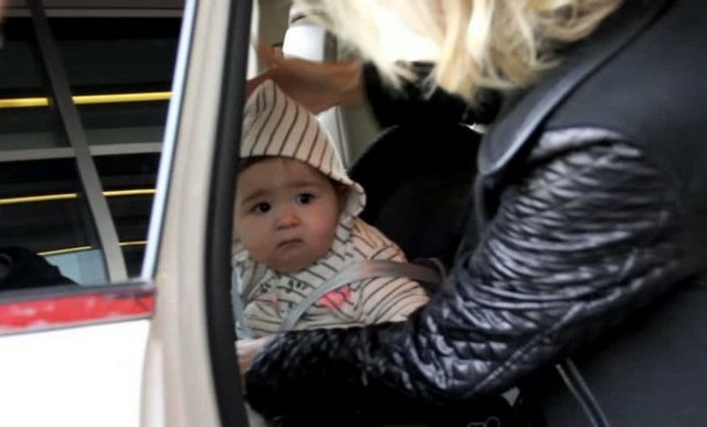 Elif Ada'nın durumunun iyi olduğunu belirten Yıldız, babasına çok benzediğini söyleyen gazetecilere, "Tıpkı babasının kopyası" diye cevap verdi.