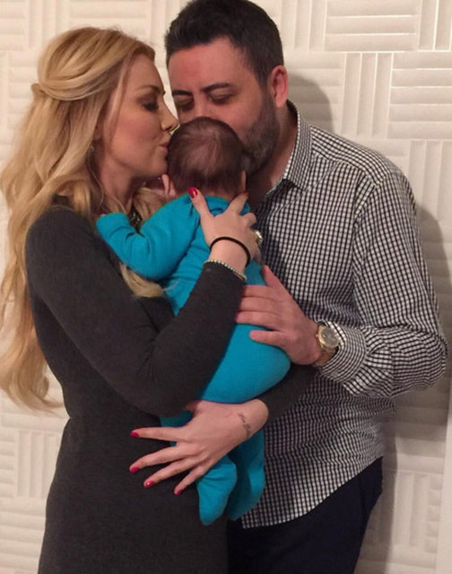 Geçtiğimiz yıl Serkan Kodaloğlu ile dünyaevine giren ünlü şarkıcı Petek Dinçöz oğlu Aslan'ın yüzünü gösterdi.