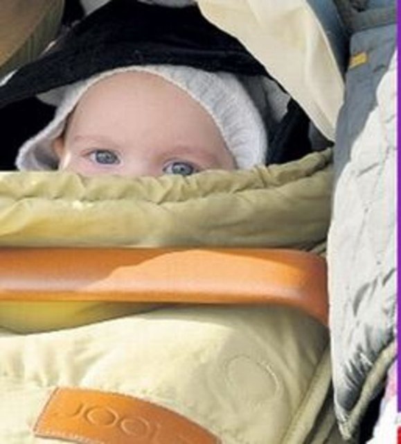 Ailesinin kameralardan sakladığı Bebek, ilk kez bu kadar net görüntülendi. Annesine benzerliğiyle dikkat çeken Aziz'in keyfi yerindeydi.