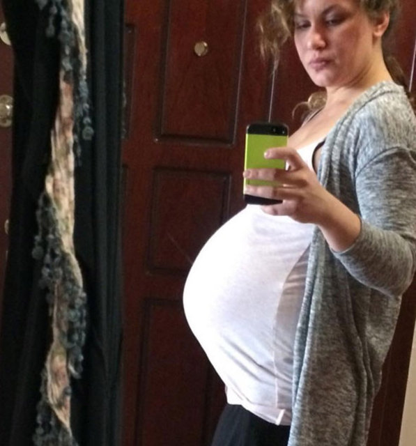 Ünlü oyuncu, minik kızı Ayşe Mira'yı çarşamba günü saat 09.00 sularında kucağına aldı.