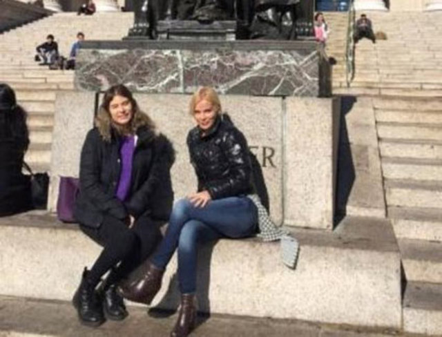 Son dönemde "İlişki Durumu Çelişkide" şarkısıyla gündemde olan Ömür Gedik, ABD'de okuyan kızını ziyarete gitti ve onunla birlikte üniversite yıllarına geri döndü.