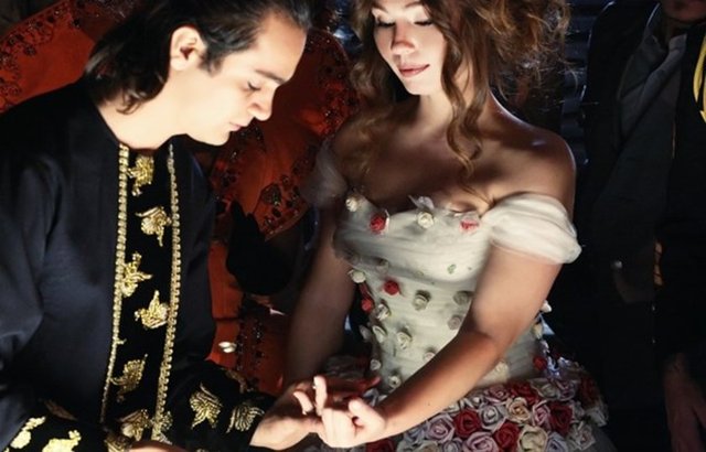 1990 yılından bu yana yaptığı albümlerde hit olmuş parçalarını bir araya getiren Emel Müftüoğlu'na yeni albümünün ilk klibinde kızı Çağrı Müftüoğlu eşlik etti.