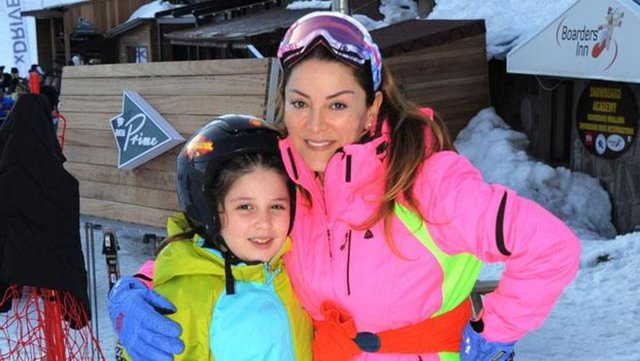 Aşkın Nur Yengi ve kızı Nazlı Kartalkaya'da görüntülendi. Ünlü şarkıcı, kızı Nazlı'nın kayak öğrenmesi için dağa geldiklerini söyledi.