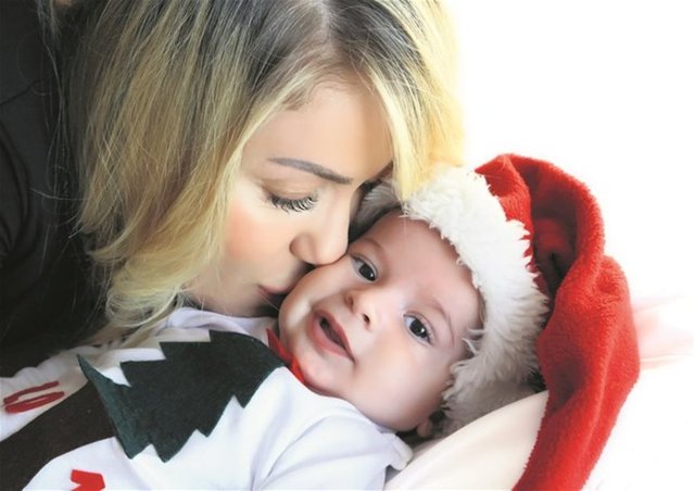 29 Ağustos'ta doğum yapan Yeşilmen, Birbey'le ilk pozunu yine fotoğrafçı Burcu Şahiner'e verdi. (Makaron)