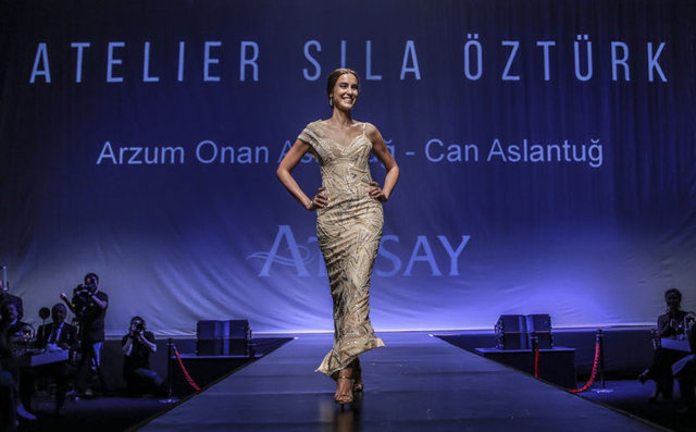 Onizasyonda ünlü anneler ve oğulları, Atelier Sıla Öztürk tasarımı kıyafetlerle çocuklar yararına podyumda yürüdü.