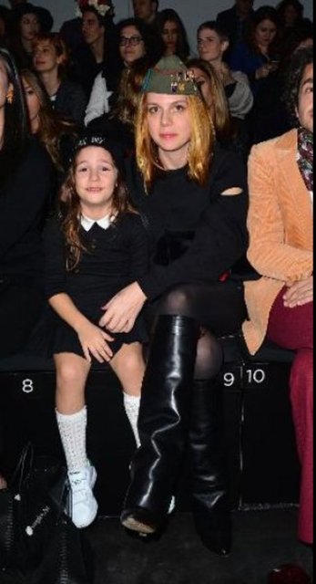 Fashion Week'te 'Maid in Love' koleksiyonunu izlemeye gelenler arasında Okan Bayülgen'in eski eşi Şirin Ediger ve kızı İstanbul da vardı.