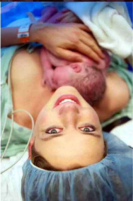 Elles "Küçük bir Kerem, küçük bir Wilma olsun istiyorduk hep. Ama büyük cesaret isteyen bir şey çocuk sahibi olmak. Birden bire oldu ve iyi ki de oldu.