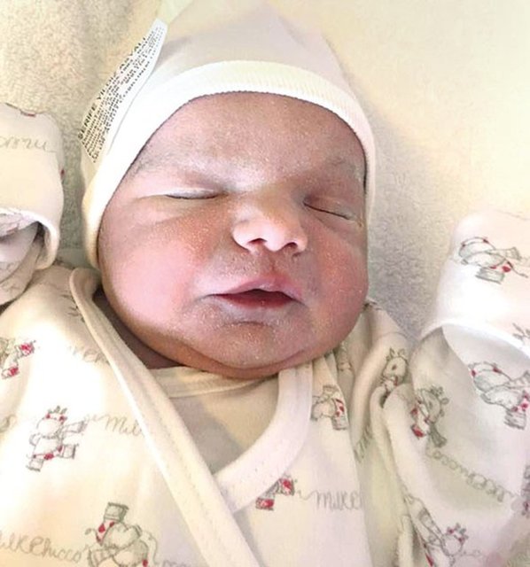 Ataşehir'de bir hastanede epidural sezaryenle doğum yapan Asyalı'nın 48 santim boyunda, 2 kilo 850 gram ağırlığında olan kızını ilk kucağına aldığında "Bana çok benziyor" dediği öğrenildi. (Hürriyet)