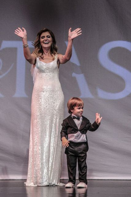 Ede Kosif oğlu Kaan'la izleyenleri selamladı.