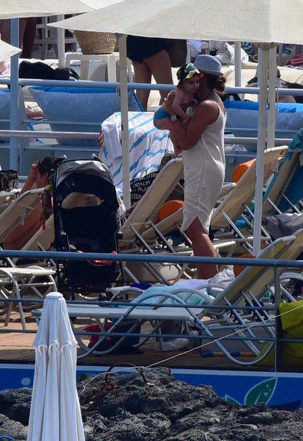 Bu arada oğlunun Emrah'a olan benzerliği de gözlerden kaçmamıştı... (Milliyet)