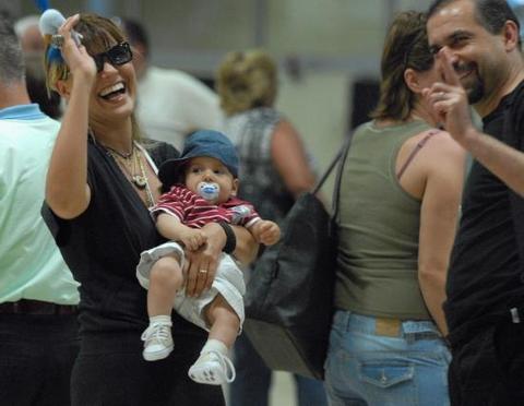 Gülben Ergen ve Mustafa Erdoğan'ın ilk çocukları Atlas...