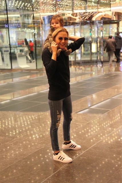 Oğlunu omuzlarında taşıyan ünlü sunucu, "Eymen benim başımın tacı, paşam, erkeğim, kısacası her şeyim. Evlat sevgisi başka hiçbir şeye benzemiyor" diye konuştu.