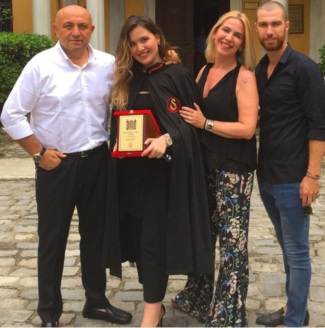 Engin kızının mezuniyetinden fotoğrafı "Güzel kızım liseyi bitirdi yolu açık olsun" notuyla paylaştı. 