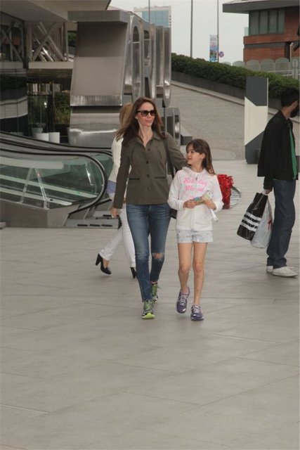 Takvim'de yer alan habere göre mağazaları dolaşarak alışveriş turuna çıkan Demet Hanım, "İrem artık genç kız oldu. Biz de kız kıza alışverişe çıktık" dedi.