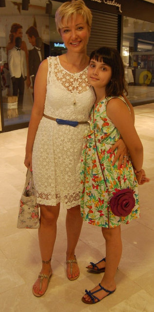 Birlikte mağazaları gezen anne kız alışveriş yapmıştı.