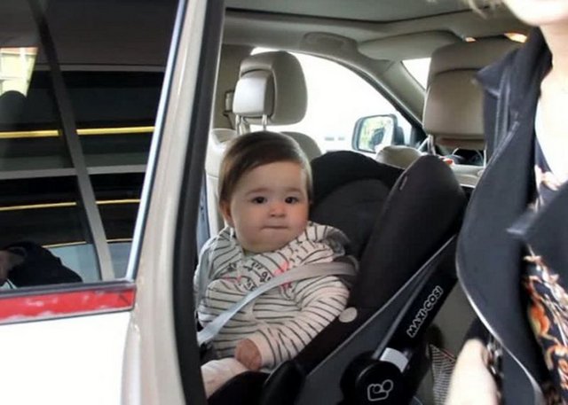 Yok böyle benzerlik İbrahim Tatlıses'in kızı Elif Ada geçen günlerde ateşlenince annesi Ayşegül Yıldız tarafından hastaneye götürüldü.