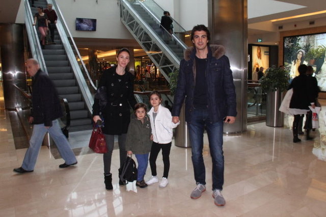 Demet Şener Kutluay, kızı İrem ile alışveriş için geldiği AVM'de objektiflere takıldı.