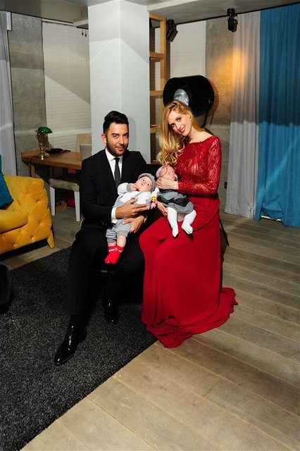 Doktor ikiz bebek beklediğimi ilk teşhis ettiğinde bir çığlık attı, ben de mutluluktan ağlamaya başladım.