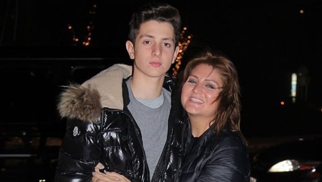 Geçtiğimiz gün, oğluyla birlikte mağazaları dolaşıp alışveriş yapan Sibel Can daha sonra muhabirlere poz verdi.