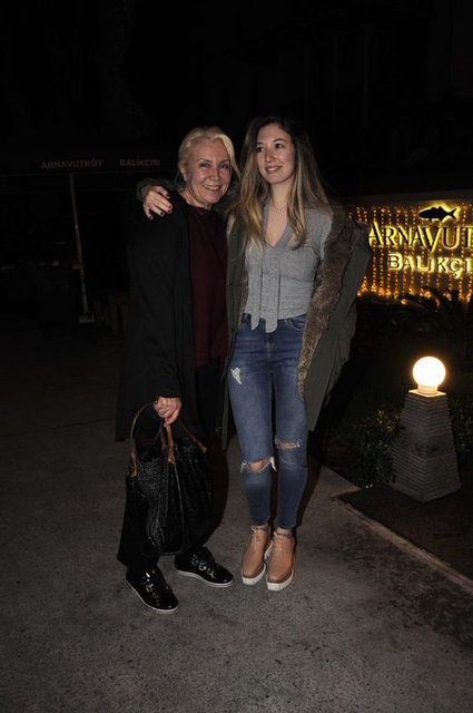 Basın mensuplarına poz veren ünlü oyuncu, "Görüyorsunuz boyu beni geçti. Ayağındaki topuklara bakın" diyerek şaka yollu kızına takıldı.