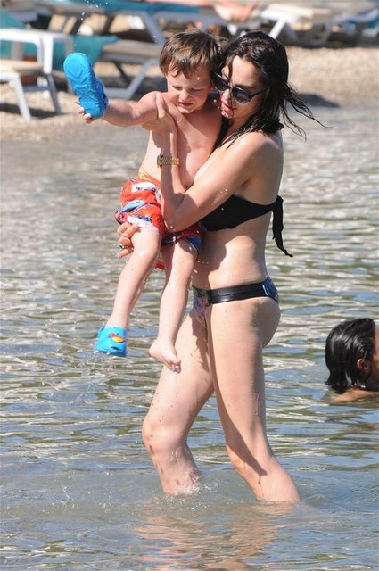 AYNI BABASI  Eşi Tolga Karel'le boşanma aşamasında olan Günay Musayeva oğlu Cihangir'le Bodrum'da tatile çıktı.