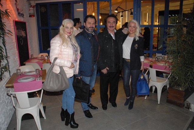 Yemek sonrası aile kapıda gazetecilere poz verirken yoldan geçen sevenlerinin büyük ilgisiyle karşılaşan Gencebay için mekân önünde adeta kuyruk oluştu.