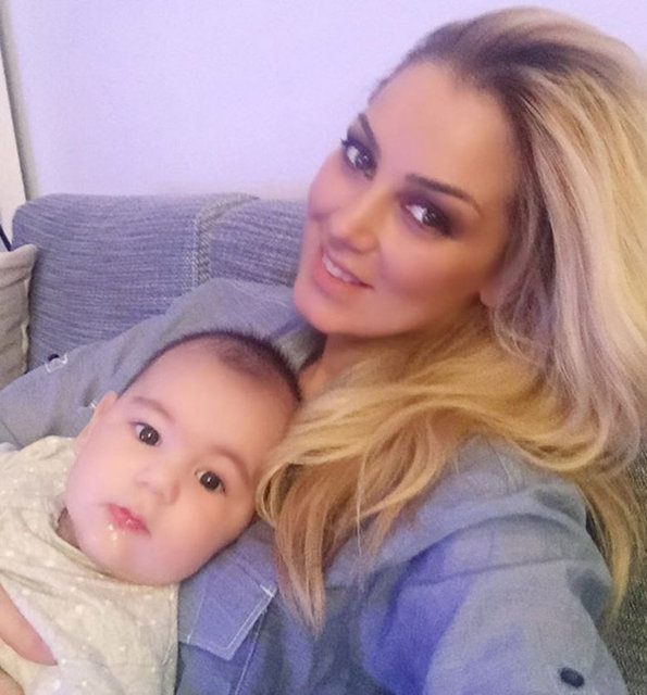 Dinçöz, bu fotoğrafın altına; "Aslan hepinize iyi haftalar diliyor daha henüz diş çıkarmadık diş etleri çok kaşınıyor ne yapabilirim jelleri denedim başka önerisi olan varmı? " notunu düştü.