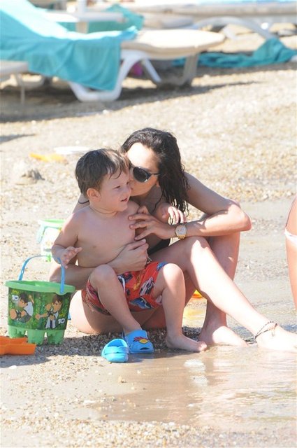 Önceki gün plajda görüntülenen Cihangir'in neşesi yerindeydi.