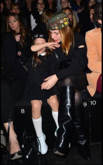 Ancak flaşlar patladığında babası gibi gardını aldı. Yüzünü saklayan İstanbul annesinin uyarısıyla elini çekti. 2008'de evlenen Bayülgen-Ediger çifti bu yıl yollarını ayırmıştı. (Makaron)