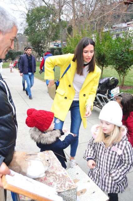 HT KULÜP / Reşat BALCIOĞLU - Yasemin Özilhan, hafta sonunda kızları Emine ve Ela ile Bebek Sahili'nde güzel havanın tadını çıkardı.