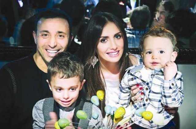 HABERTÜRK MAGAZİN  Emina - Mustafa Sandal çifti önceki gün oğulları Yaman ve Yavuz'la Zorlu AVM'de objektiflere takıldı.