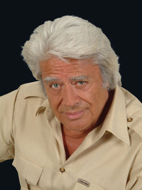 CÜNEYT ARKIN'IN OĞLU İKİZİ GİBİ  Yeşilçam'ın efsane oyuncularından olan Cüneyt Arkın, oyunculuk yaptığı döneme yakışıklılığıyla da damga vurmuştu. Arkın'ın küçük oğlunun da babasından geri kalan yanı yok...