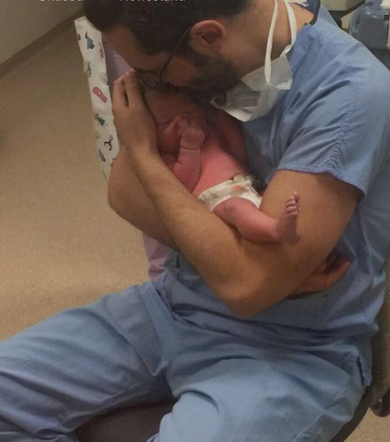 Can Öz kızının fotoğrafını Twitter'dan 'Hayat sil baştan' notuyla paylaştı.