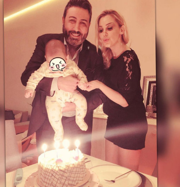 Güzel şarkıcı daha önce hep yüzünü kapalı verdiği oğlu Aslan'la fotoğraflarını Instagram hesabından paylaştı.