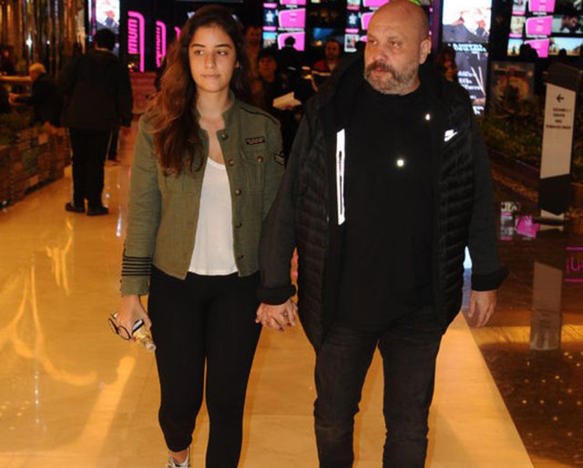 Mağazaları dolaşıp alışveriş yapan baba-kız, alışveriş sonrasında yemek yedi. Ardından ikili sinema bölümüne geçerek vizyondaki filmlere göz attı.