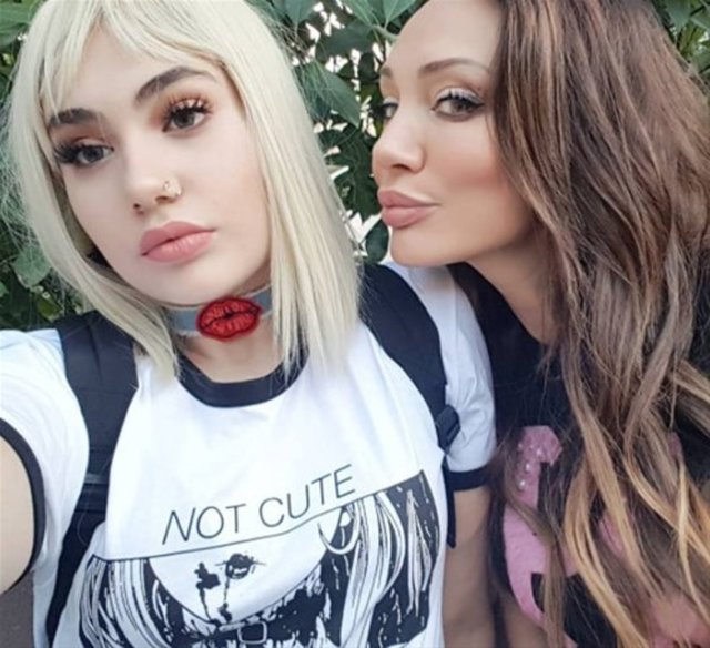 Akyürek'in, "Bir durmuyor ki öpsün annesi. Allah'ım kuzularımızın sağlıkla mutlulukla uzun ömürlerini gormeyi nasip eyle" notuyla paylaştığı fotoğrafa takipçilerinden yorum ve beğeni yağdı. 