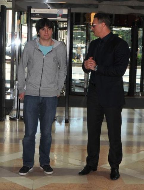 Öte yandan eski futbolcunun oğlu da dikkatlerden kaçmadı.