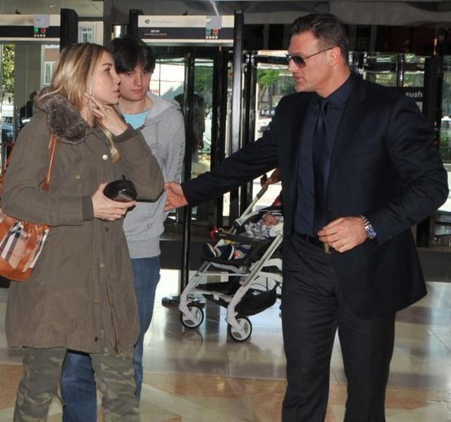 Çift, boşanma dedikodularıyla ilgili soru üzerine "Tek gerçek var, o da çok mutlu olduğumuzdur. Birlikte çok az görüntüleniyoruz çünkü basının olduğu yerlere gitmiyoruz" dedi.