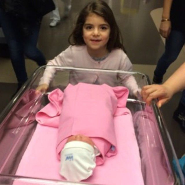 Kızı Lila ile fotoğraf çekilen Sinem Bayrakturar sosyal medyadan kareler paylaştı.