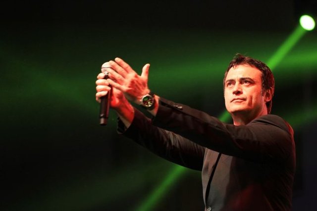 Geçtiğimiz aylarda ayrılma noktasına gelen Kutsi ile eşi Sinem Bayrakturar tekrar barışmış ve ikinci kez bebek heyecanı yaşamıştı.