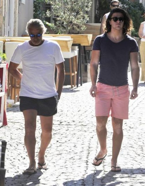 Önceki gün oğlu Berke ile Alaçatı sokaklarında fotoğraf çeken baba oğul birbirlerine poz vermeyi de ihmal etmedi.