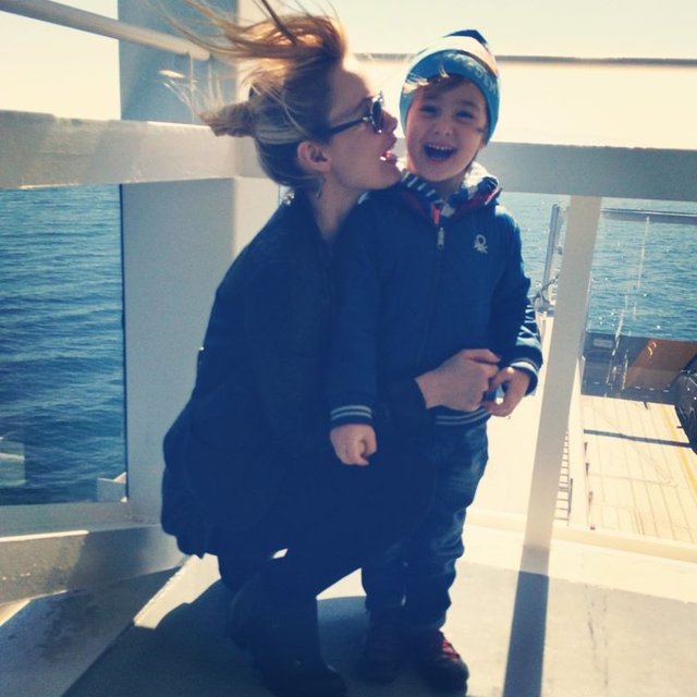 Oyuncu Gamze Özçelik, oğlu Murathan'la Nişantaşı'nda bir AVM'de görüntülendi.