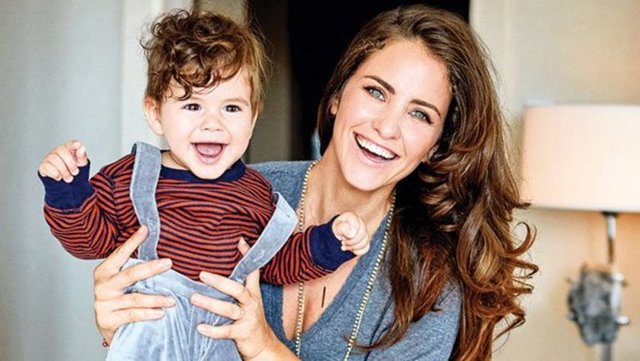 Güzel yıldız, "Doğum sonrasında uzun süre sadece Atlas'la ilgilendim. O yüzden çok iyi geldi set. Bu arada sağlığımız, hayatımız el verirse bir tane daha çocuğumuz olsun istiyoruz" dedi.