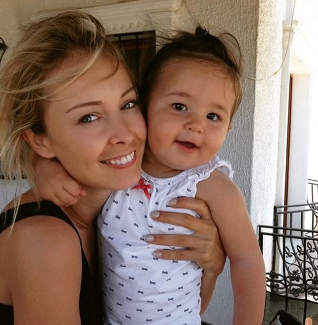 Kızının fotoğrafını paylaşan Ayşeyül Yıldız takipçilerine "Büyümüş değil mi?" diye sordu.