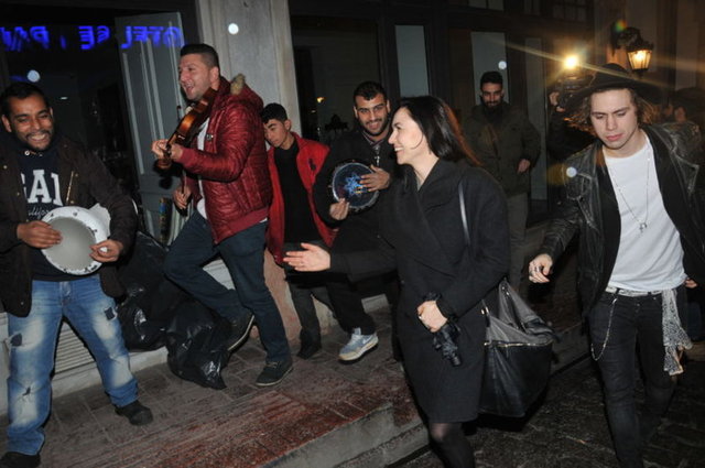 Nuri ALTUNTAŞ / HABERTÜRK MAGAZİN - Şevval Sam önceki gece Metin Tekin'le evliliğinden olan oğlu Tarık Ekin'le Asmalımescit'te objektiflere takıldı. -  