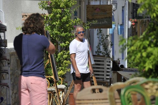 HABERTÜRK HABER MERKEZİ  Türk futbolunun efsane isimlerinden Tugay Kerimoğlu ailesi ile birlikte Çeşme'de tatiline devam ediyor.