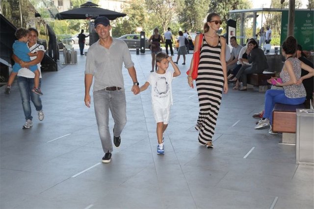 Ailece kahvaltı yapan, ardından alışveriş turuna çıkan dörtlünün son durağı alışveriş merkezindeki çocuk parkı oldu.