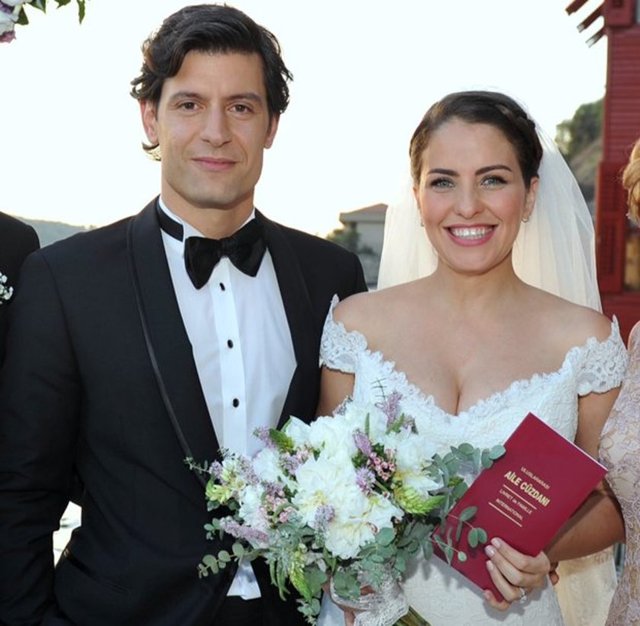 Aslı Tandoğan, oğlu Atlas doğduktan sonra ara verdiği oyunculuğa dönüş yaptı.