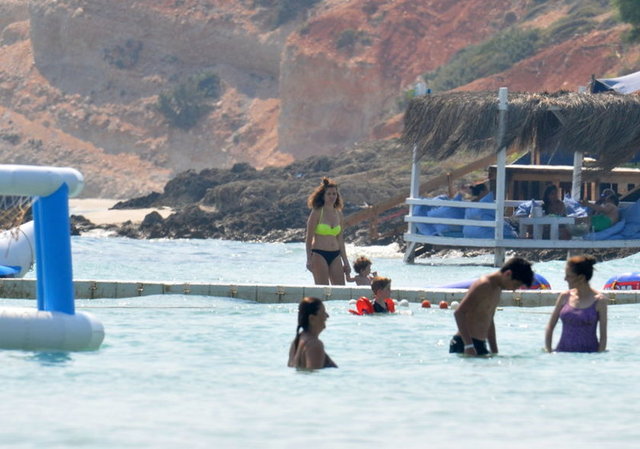 Kontente gün boyu bebekleriyle denizde oynarken, Kul ise şezlongda arkadaşlarıyla sohbet etti.