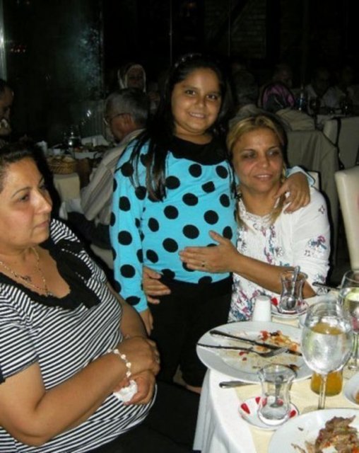 Annesi ile televizyon programına katılan genç kız tasarladığı giyisileri tanıttı.